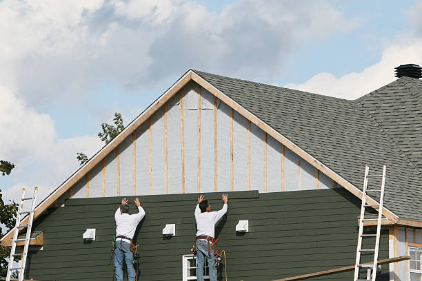Professional Siding Contractor technician working in Mendota, IL